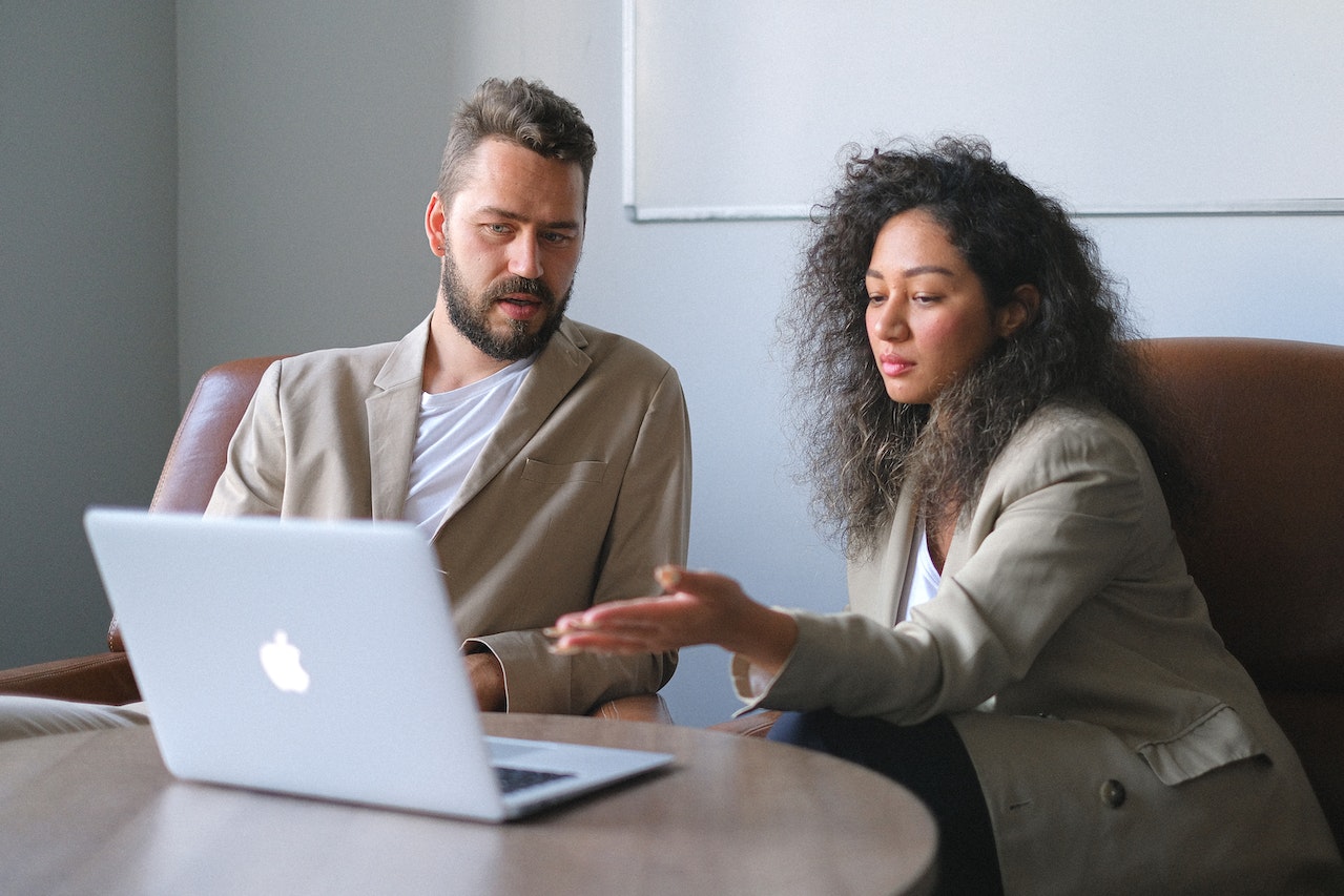 How to Spot an Unspoken Attraction Between Coworkers 4 Smart Ways