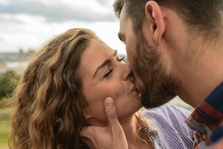 What Happens When You Kiss Someone and It Feels Right? 7 Amazing Factors Are Involved